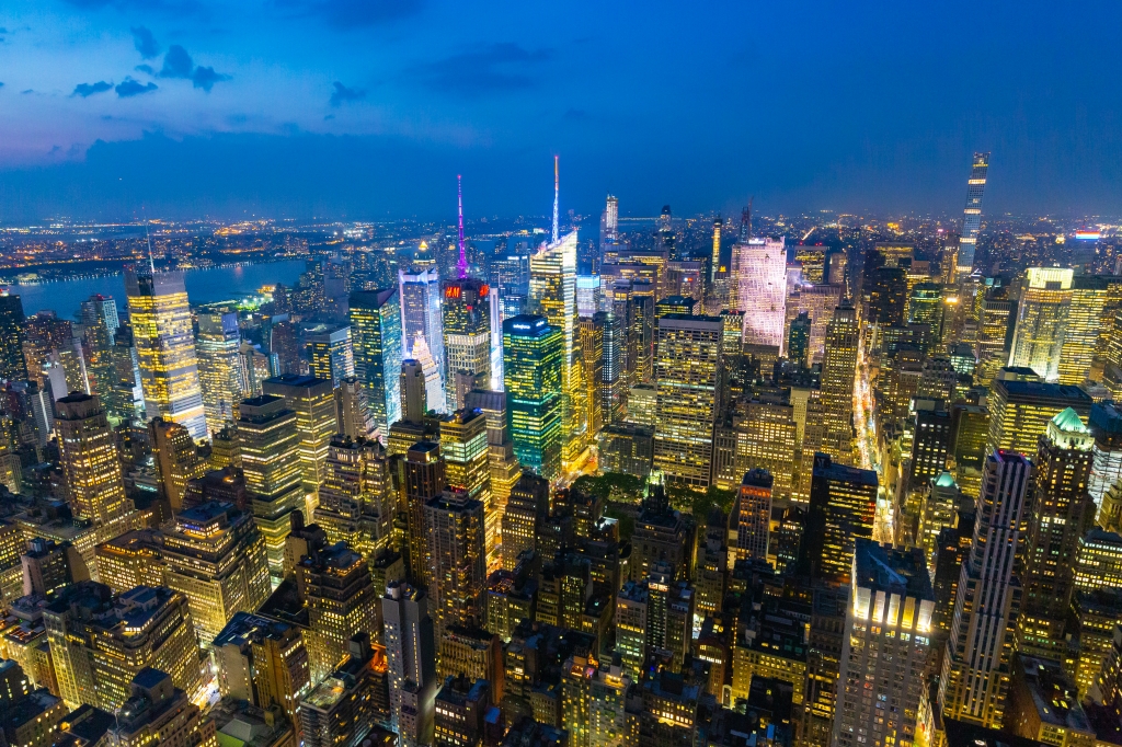 Una vista dall'alto di Manhattan di sera - New York