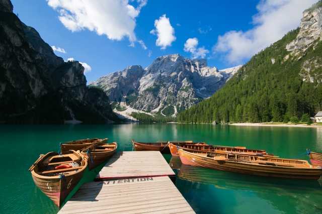Veduta panoramica del Lago di Braies in Alto Adige