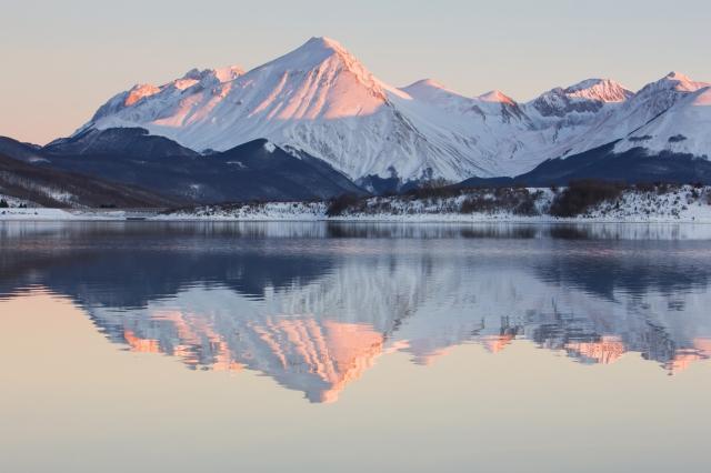 Paesaggio invernale innevato al lago di Campotosto in Abruzzo
