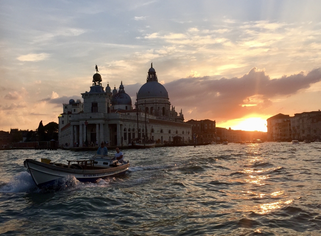 Venezia con la Chiesa della Salute al tramonto