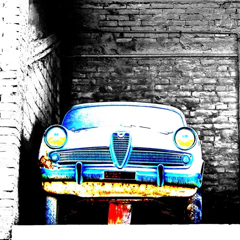 Vecchia auto dimenticata
