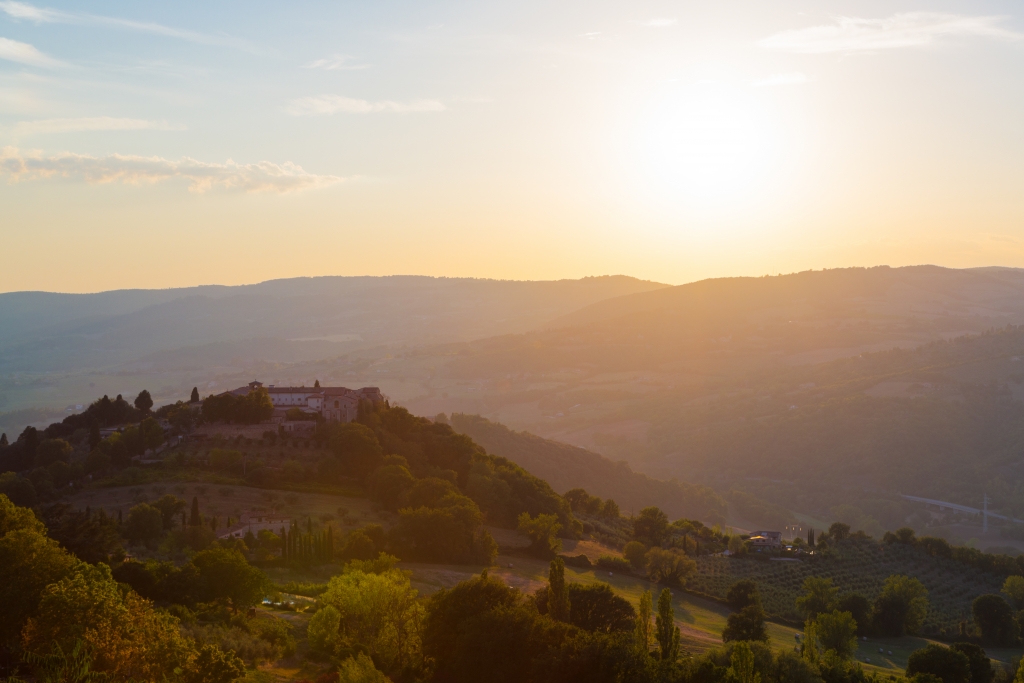 Tramonto sulla campagna dell'Umbria vicino Todi