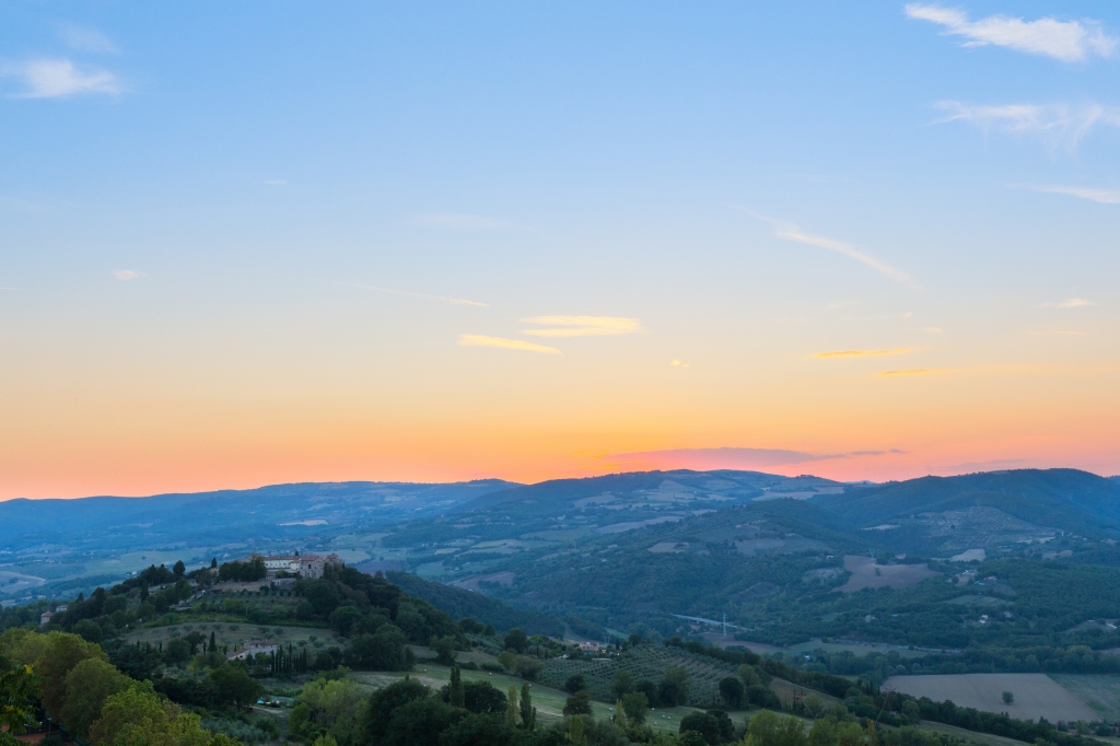 Tramonto sulla campagna dell'Umbria vicino Todi