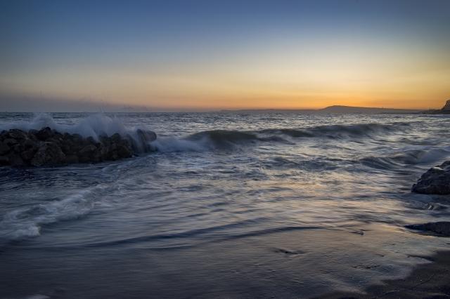 Il mare che sbatte contro gli scogli