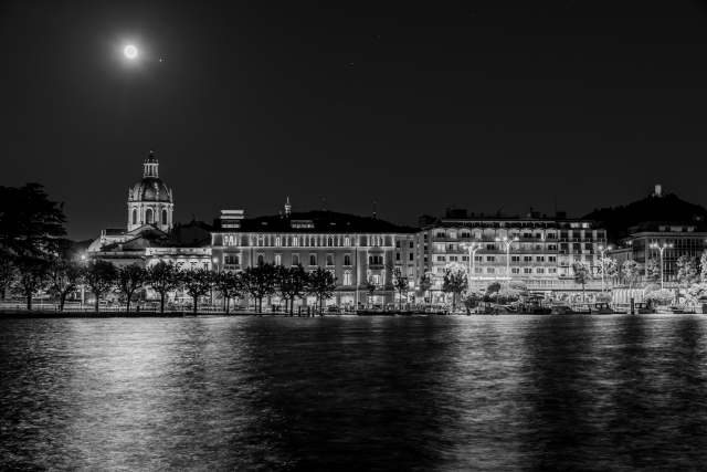Como in the night.