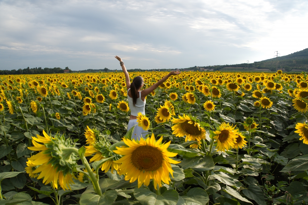 Ragazza con girasoli
