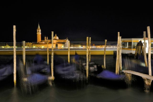 Venezia, paesaggio notturno con gondole. · adrianobussi