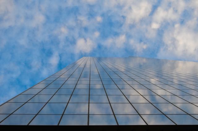 cielo riflesso nel vetro