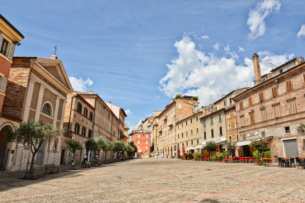Una bella piazza di Macerata nelle Marche