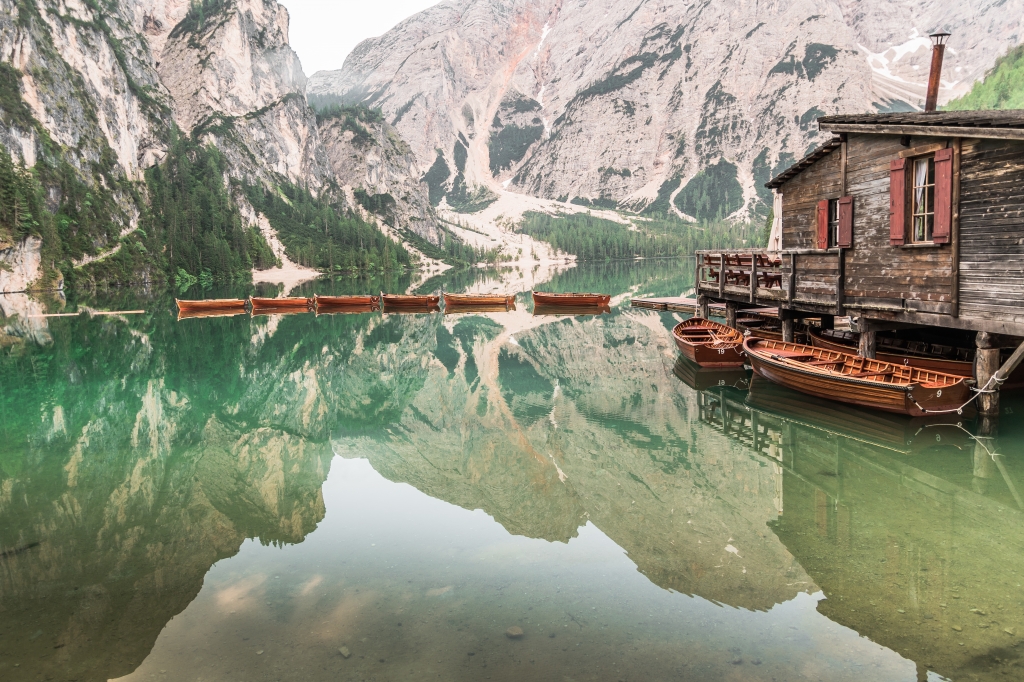casa sul lago con barchette di legno