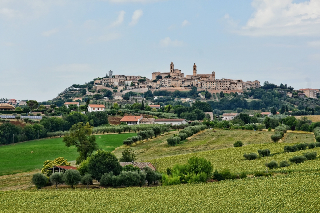 Il  borgo di Montecosaro nelle Marche