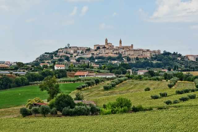 Il  borgo di Montecosaro nelle Marche