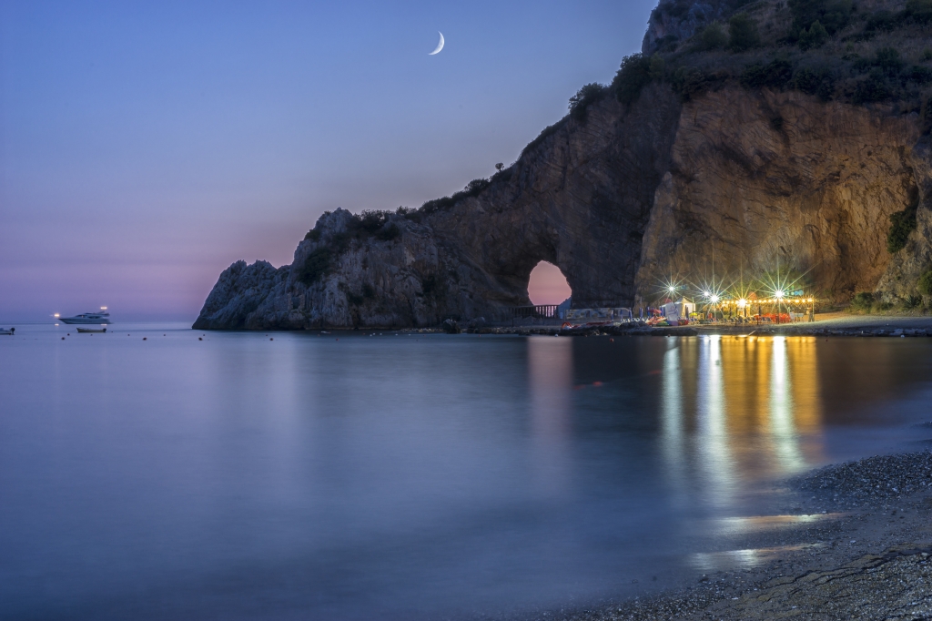 La luna all'Arco naturale a Palinuro