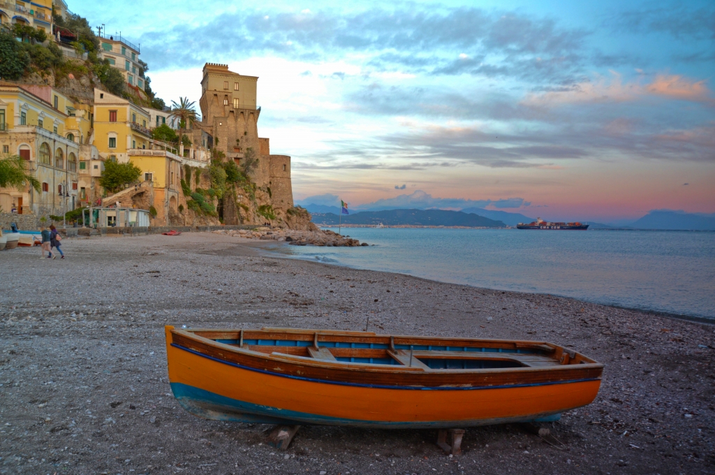 Malinconico tramonto sulla costiera amalfitana