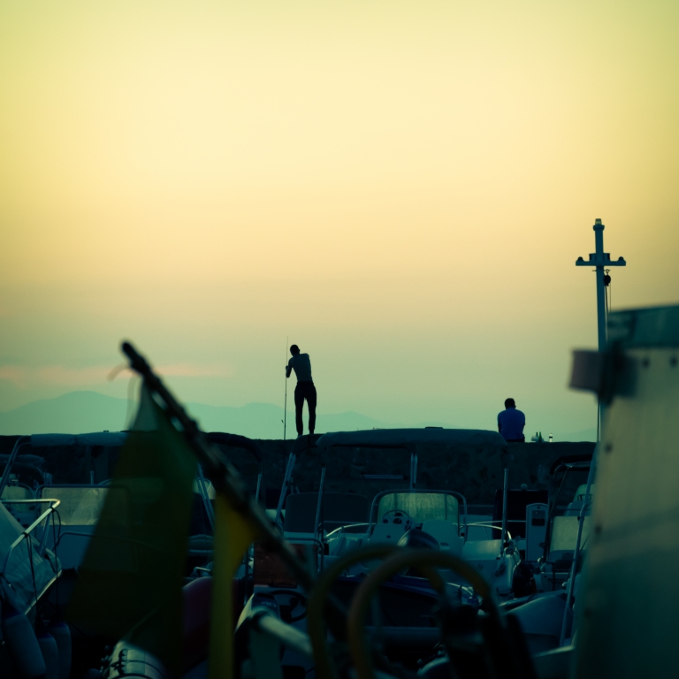 Tramonto su un piccolo porto in Costa Azzurra