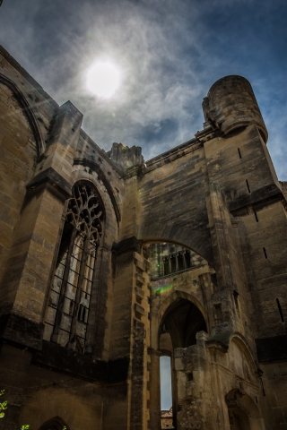 Scorcio in controluce nella città medievale di Narbonne