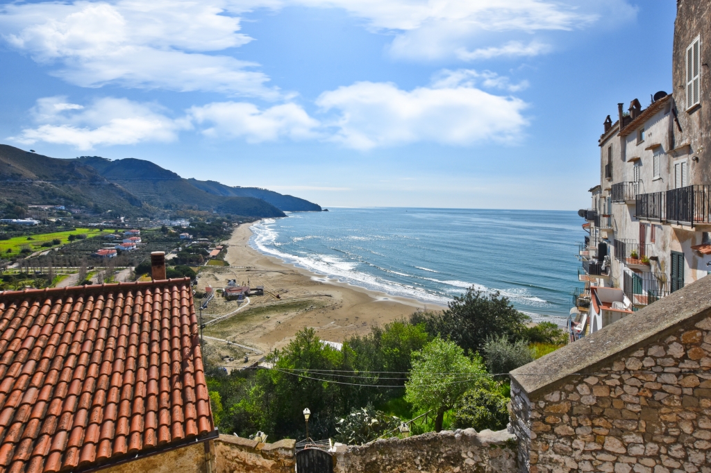 La spiaggia del borgo di Sperlonga nel Lazio