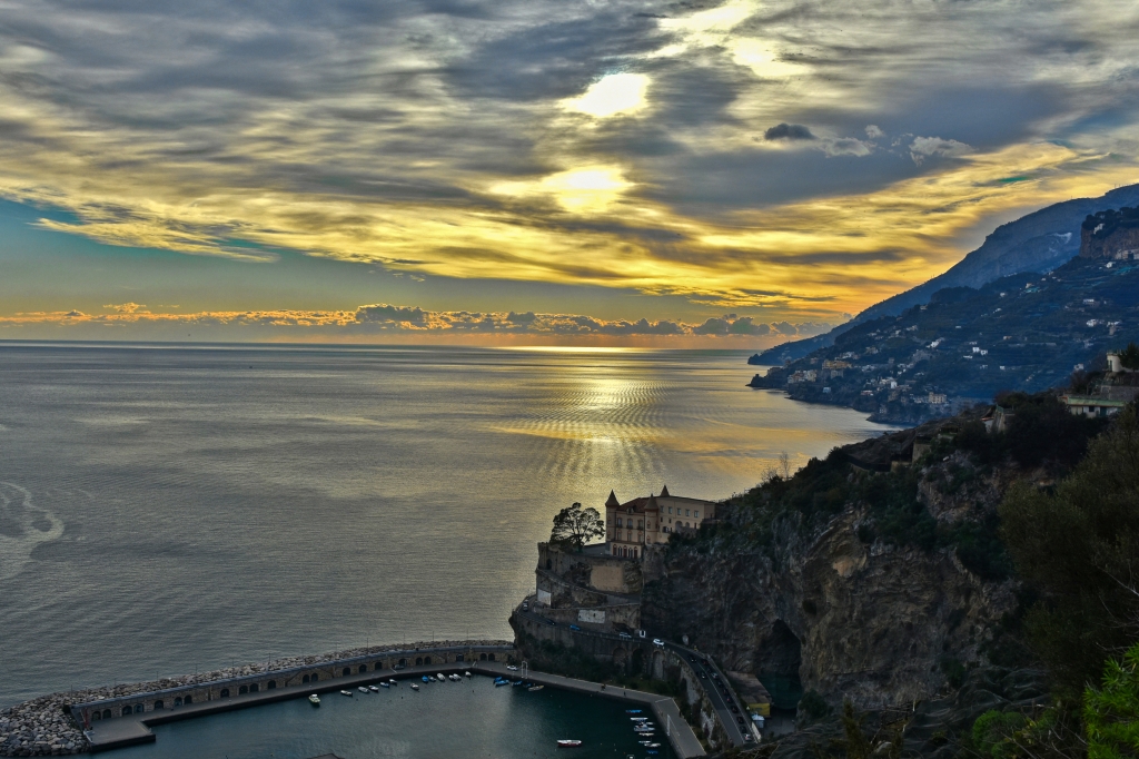 Tramonto sulla costiera amalfitana