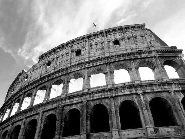In volo sopra al Colosseo