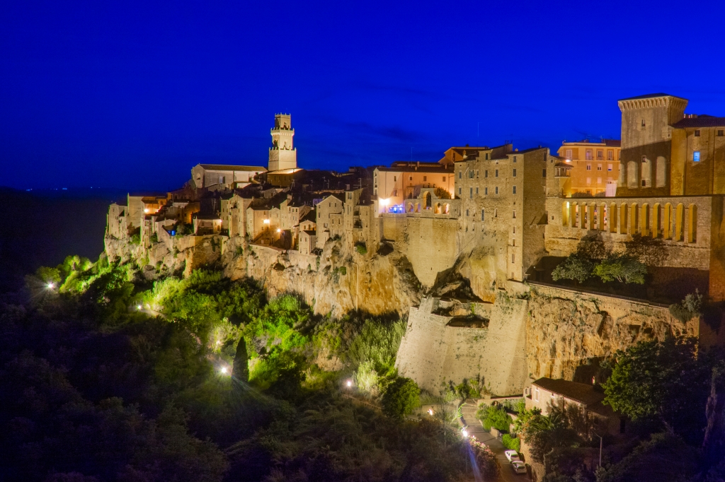 La cittadina di Pitigliano, Toscana, Italia, una notte d'estate