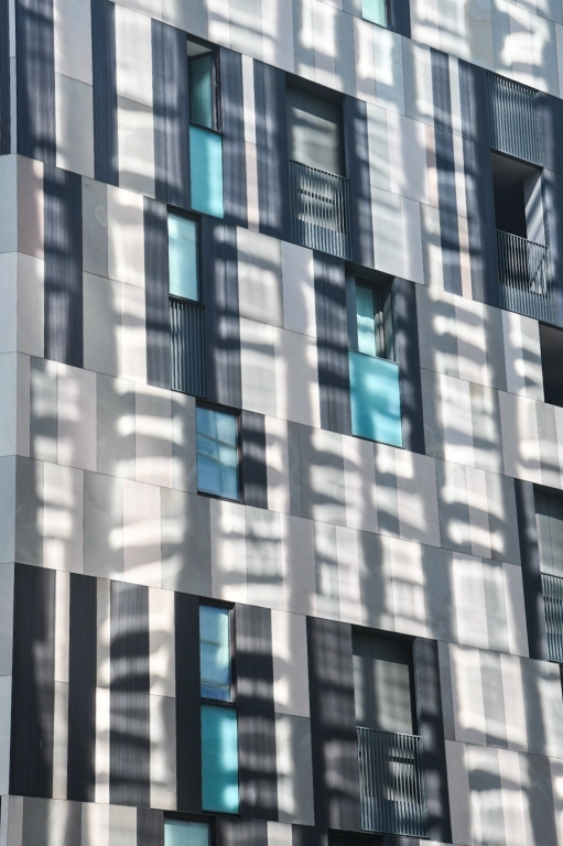 Ombre e luci su edificio moderno . Piazza Gae Aulenti, Milano