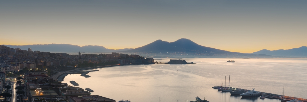 Panoramica del Golfo di Napoli all'alba