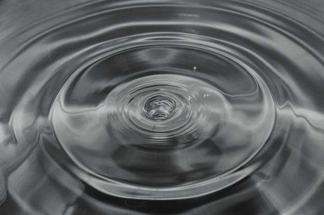 piccoli cerchi nell'acqua