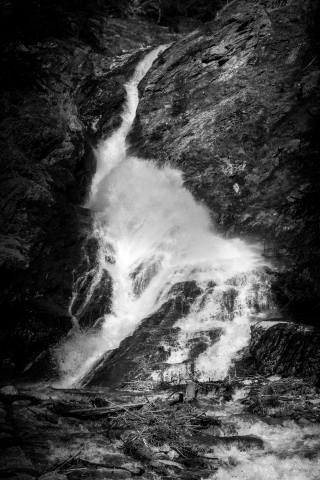 Cascata in bianco e nero