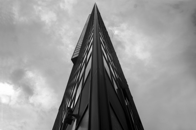 Triangolo nel cielo in bianco e nero