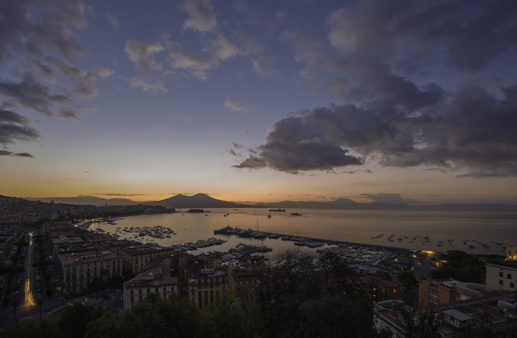 Alba da S. Antonio a Posillipo . Napoli