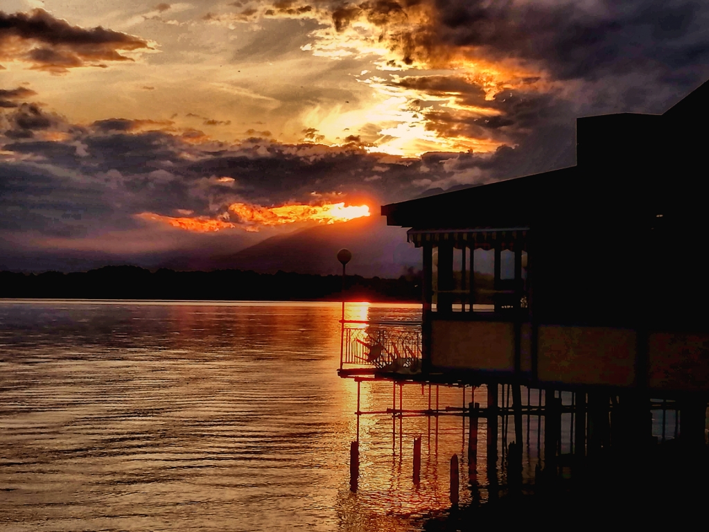 Tramonto sul lago