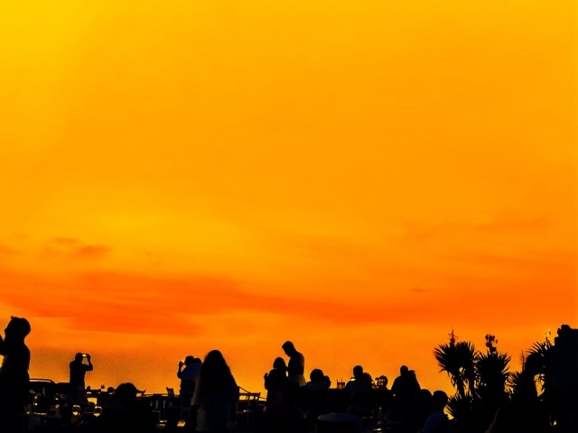 Amici e tramonto a Lampedusa