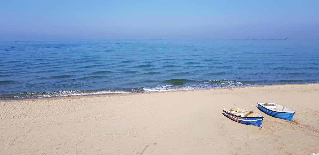 due in riva al mare