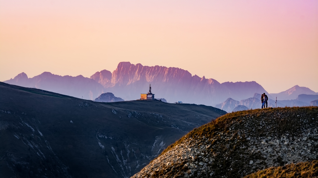 In piedi di fronte alla meraviglia