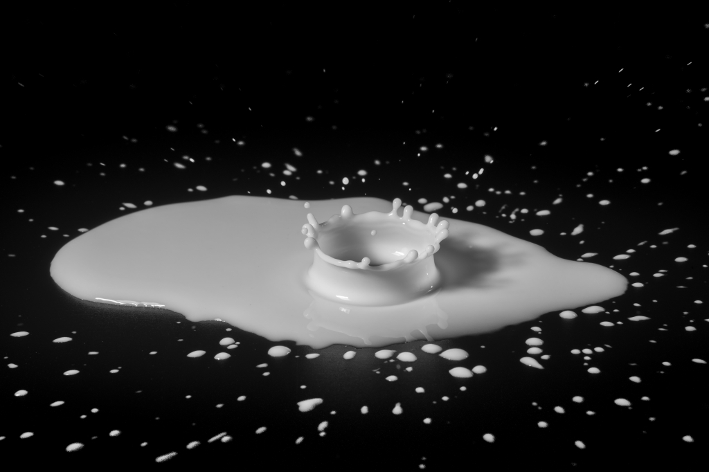 Splash bianco sul nero