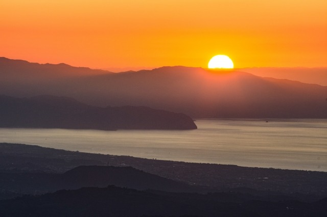 Sfera di sole al tramonto brillante atmosfera dorata