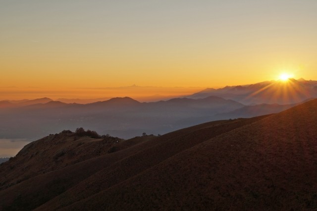Paesaggio al tramonto con vista del Lago D'Orta e del Monte Rosa
