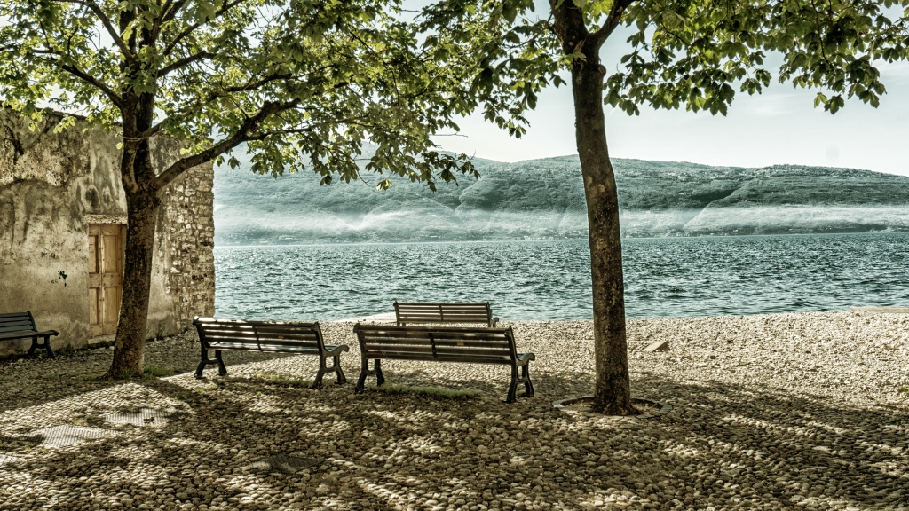 Panchina sul lago.