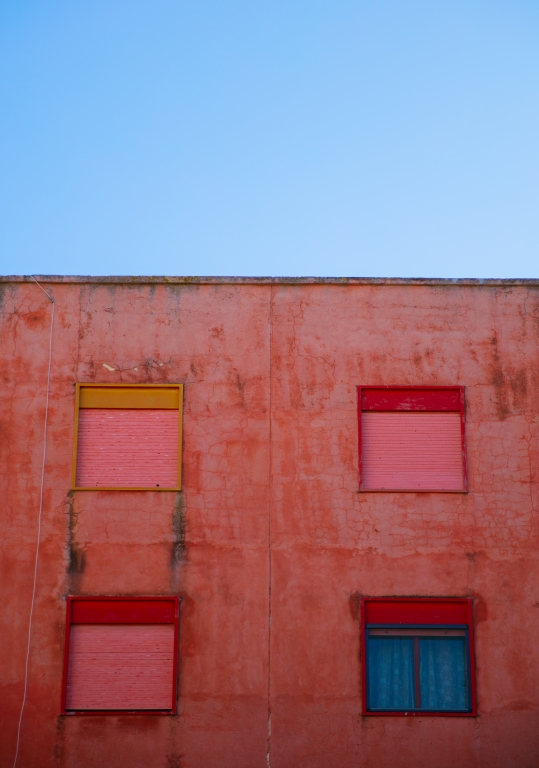 Palazzo, finestre e colori nel cielo