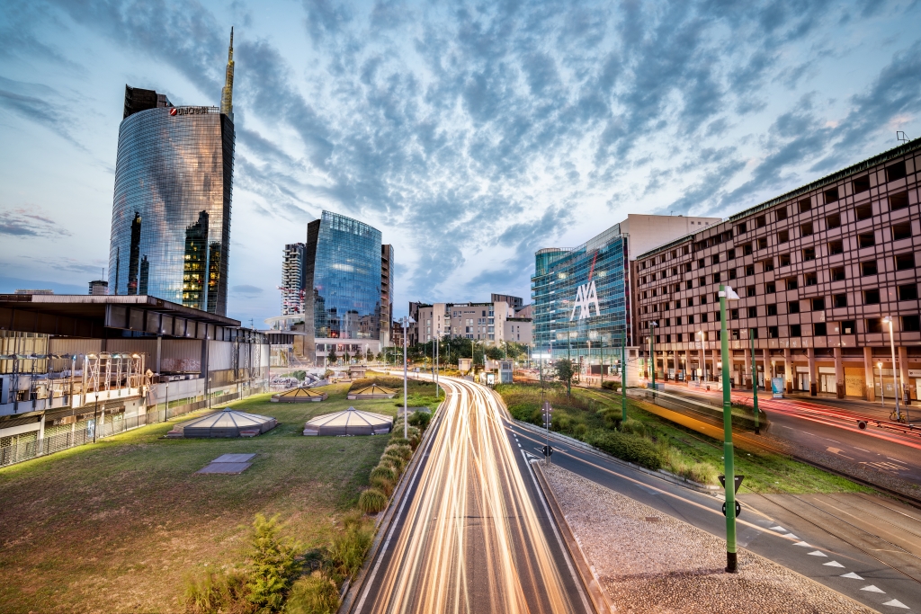 L'architettura moderna di Milano all'ora blu