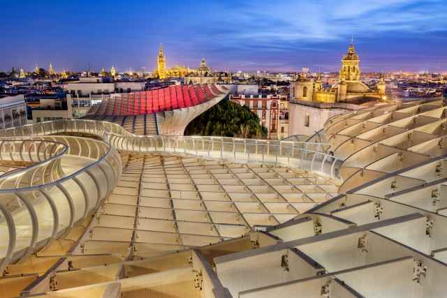 Lo skyline di Siviglia di notte