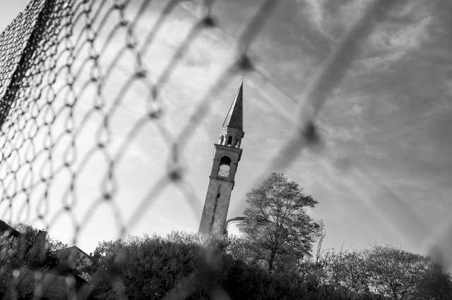 UNA CHIESA IMPRIGIONATA