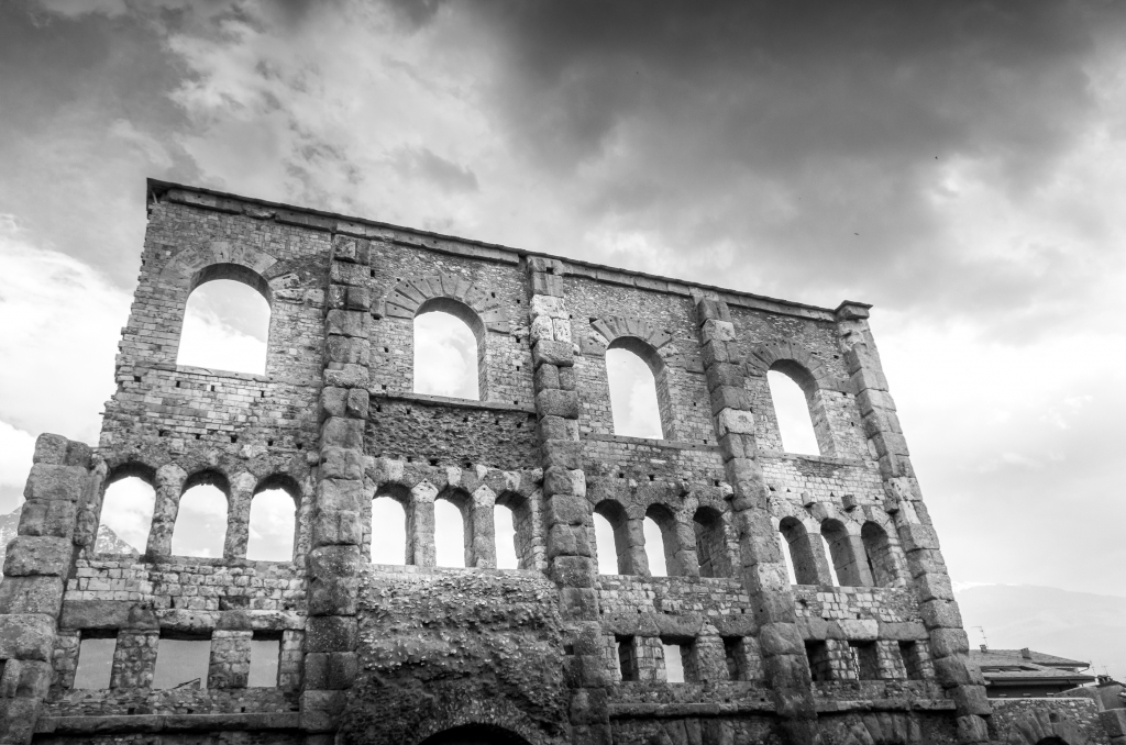 Anfiteatro Romani in Valle D'Aosta in bianco e nero