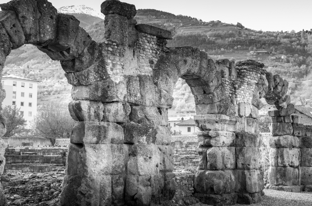 Antiche mura romane in bianco e nero