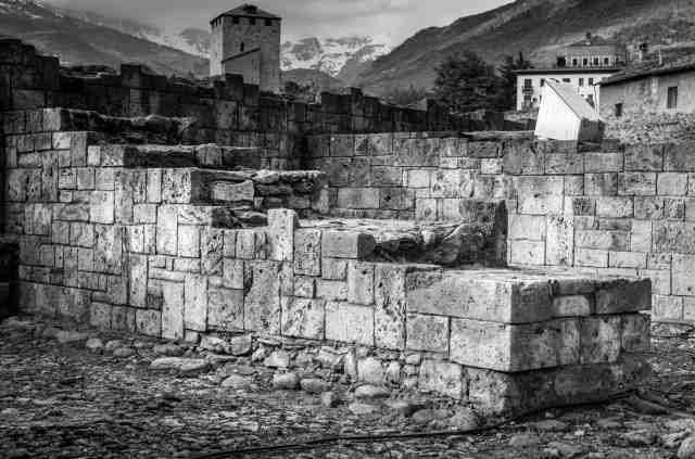 Antiche mura romane in bianco e nero, anfitatro Romano