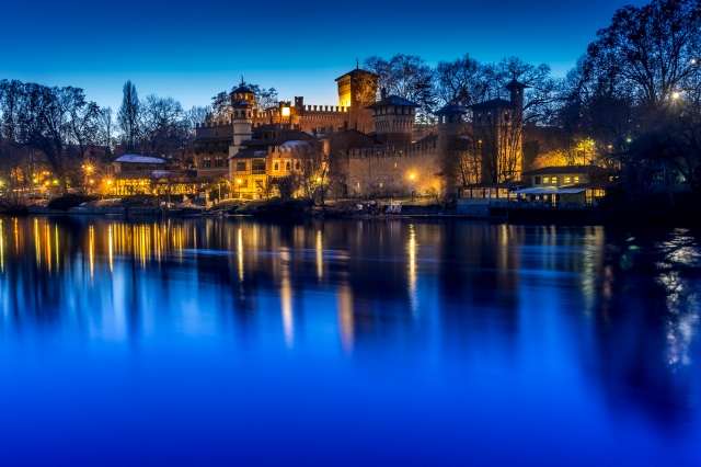 Borgo e rocca medievali di Torino all'ora Blu