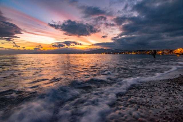 Tramonto fantastico colori naturali schiuma del mare siciliano