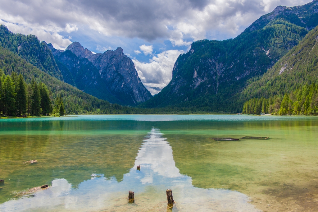 Riflessi sulle acque del Lago di Dobbiaco, val Pusteria, Italia