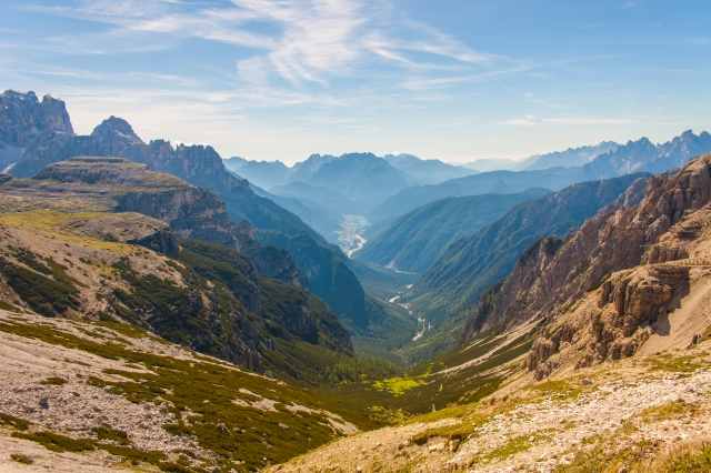 Le Alpi ed una valle intorno alle Tre Cime di Lavaredo, Italia