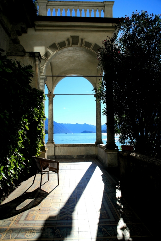 Terrazza sul lago di Como con poltrona al tramonto, Italia